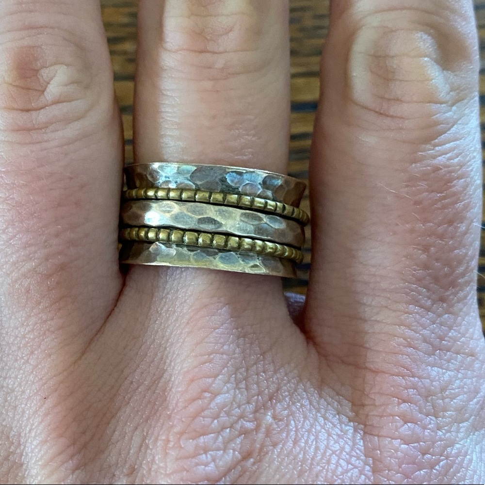 Two tone spinner ring